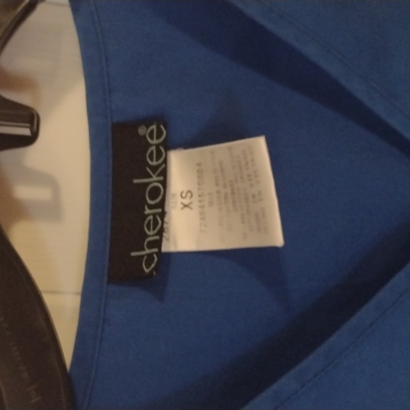 Scrub top women's size XS EUC - Picture 3 of 4